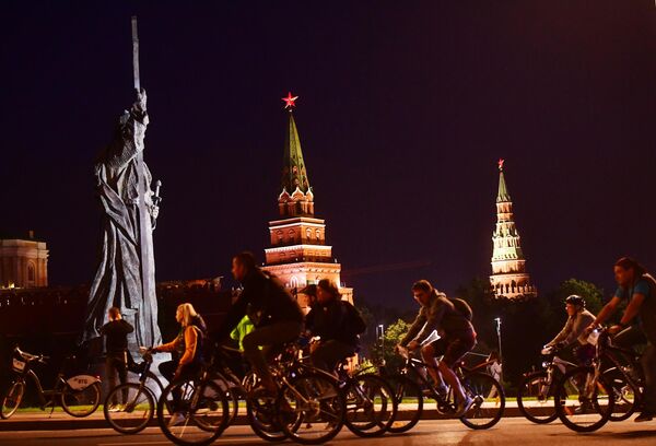 Участники во время заезда ночного велофестиваля в Москве Участники во время заезда ночного велофестиваля в Москве