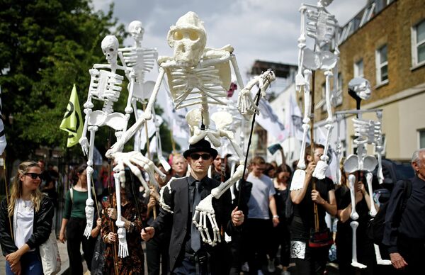 Марш активистов социально-политического движения Extinction Rebellion в Восточном Лондоне, Великобритания Марш активистов социально-политического движения Extinction Rebellion в Восточном Лондоне, Великобритания