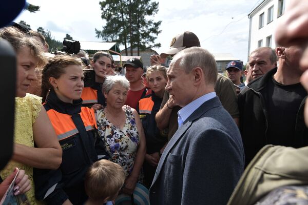 Президент РФ Владимир Путин во время общения с жителями Тулуна, пострадавшими в результате наводнения Президент РФ Владимир Путин во время общения с жителями Тулуна, пострадавшими в результате наводнения