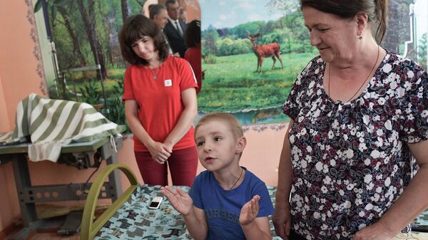 Семья, пострадавшая в результате наводнения в Иркутской области, во время встречи с президентом РФ Владимиром Путиным