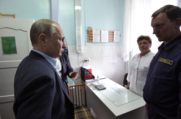 Президент РФ Владимир Путин во время осмотра медицинского кабинета в пункте размещения пострадавшего в результате наводнения населения. 19 июля 2019 Президент РФ Владимир Путин во время осмотра медицинского кабинета в пункте размещения пострадавшего в результате наводнения населения. 19 июля 2019