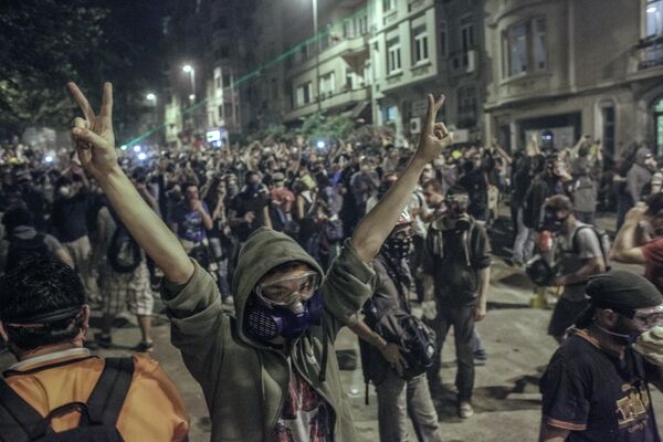 Протестующие строят баррикады во время столкновения с сотрудниками полиции в районе Бешикташ возле площади Таксим в Стамбуле Протестующие строят баррикады во время столкновения с сотрудниками полиции в районе Бешикташ возле площади Таксим в Стамбуле