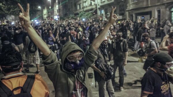 Протестующие строят баррикады во время столкновения с сотрудниками полиции в районе Бешикташ возле площади Таксим в Стамбуле Протестующие строят баррикады во время столкновения с сотрудниками полиции в районе Бешикташ возле площади Таксим в Стамбуле