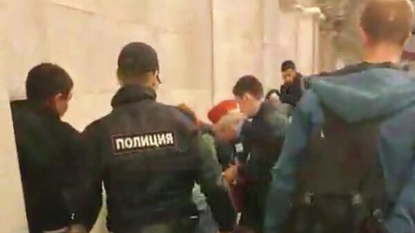Задержание подозреваемого в нападении на людей на станции метро Пушкинская в Санкт-Петербурге. Стоп-кадр видео очевидца
