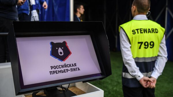 Монитор системы видеопомощи арбитрам (VAR) на матче Динамо - Рубин