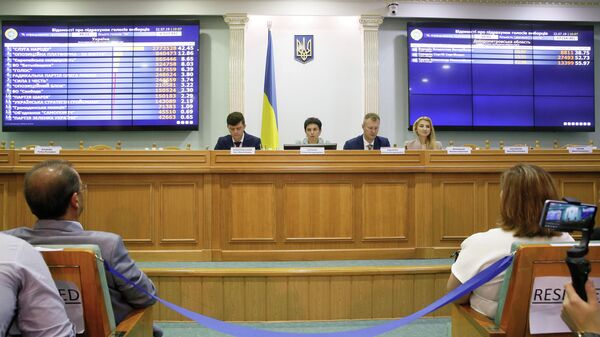 Члены Центральной избирательной комиссии Украины во время оглашения промежуточные результаты парламентских выборов. 22 июля 2019 года Члены Центральной избирательной комиссии Украины во время оглашения промежуточные результаты парламентских выборов. 22 июля 2019 года