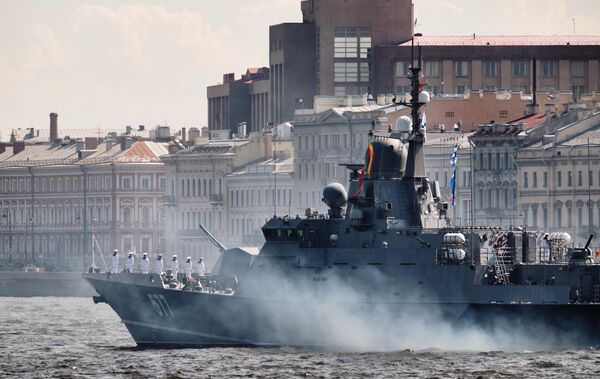 Малый ракетный корабль проекта 22800 Советск во время репетиции парада в честь Дня ВМФ России в Санкт-Петербурге Малый ракетный корабль проекта 22800 Советск во время репетиции парада в честь Дня ВМФ России в Санкт-Петербурге