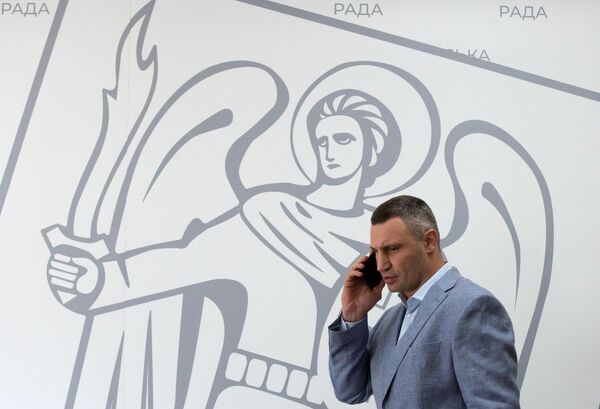 Мэр Киева Виталий Кличко перед пресс-конференцией в Киеве, посвященной вызову его на допрос в Государственное бюро расследований Мэр Киева Виталий Кличко перед пресс-конференцией в Киеве, посвященной вызову его на допрос в Государственное бюро расследований