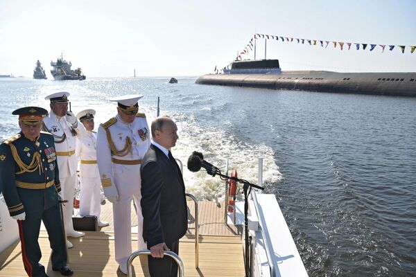 Президент РФ Владимир Путин на катере Раптор совершает обход парадного строя кораблей - участников Главного военно-морского парада по случаю празднования Дня Военно-морского флота РФ, выстроившихся в акватории Финского залива и на Кронштадтском рейде Президент РФ Владимир Путин на катере Раптор совершает обход парадного строя кораблей - участников Главного военно-морского парада по случаю празднования Дня Военно-морского флота РФ, выстроившихся в акватории Финского залива и на Кронштадтском рейде