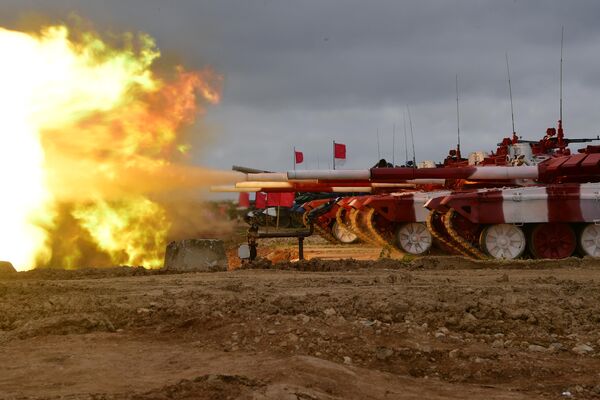 Танки Т-72Б3 команды армии России во время пристрелки по мишеням перед началом международных соревнований Танковый биатлон-2019 на подмосковном полигоне Алабино Танки Т-72Б3 команды армии России во время пристрелки по мишеням перед началом международных соревнований Танковый биатлон-2019 на подмосковном полигоне Алабино
