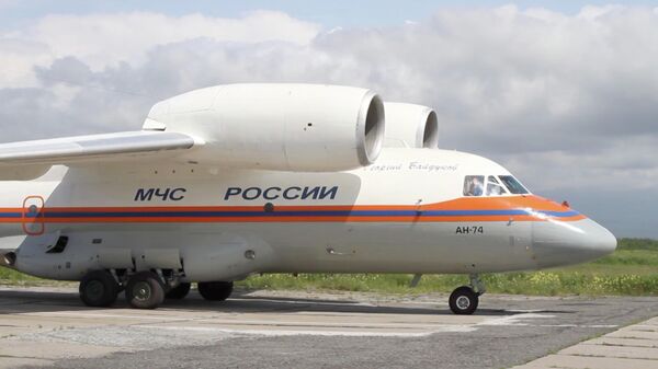 Самолет Ан-74 с сотрудниками ГУ МЧС России Самолет Ан-74 с сотрудниками ГУ МЧС России