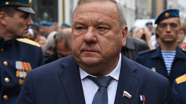 Председатель комитета Государственной Думы РФ по обороне, экс-командующий ВДВ Владимир Шаманов во время крестного хода по улице Ильинке в честь пророка Божия Илии. 2 августа 2019 Председатель комитета Государственной Думы РФ по обороне, экс-командующий ВДВ Владимир Шаманов во время крестного хода по улице Ильинке в честь пророка Божия Илии. 2 августа 2019