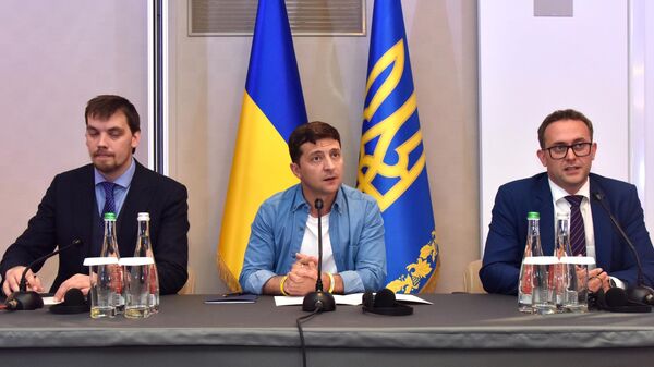 Заместитель главы офиса президента Украины Алексей Гончарук, президент Украины Владимир Зеленский и председатель Львовской облгосадминистрации Маркиян Мальский во время посещения школы депутатов партии Слуга народа в Трускавце Заместитель главы офиса президента Украины Алексей Гончарук, президент Украины Владимир Зеленский и председатель Львовской облгосадминистрации Маркиян Мальский во время посещения школы депутатов партии Слуга народа в Трускавце