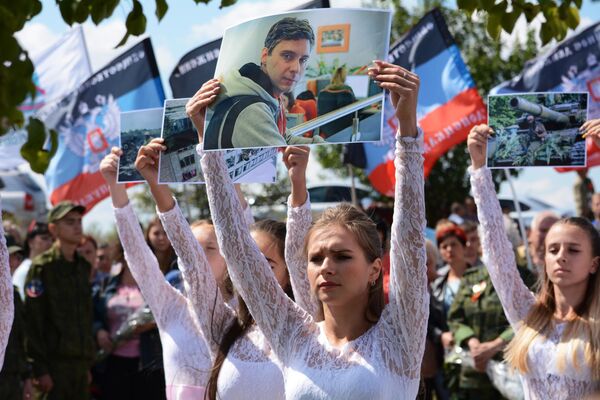 Участники траурной церемонии на месте гибели фотокорреспондента Международного информационного агентства Россия сегодня Андрея Стенина в пригороде Снежного в ДНР Участники траурной церемонии на месте гибели фотокорреспондента Международного информационного агентства Россия сегодня Андрея Стенина в пригороде Снежного в ДНР