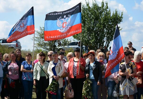 Участники траурной церемонии на месте гибели фотокорреспондента Международного информационного агентства Россия сегодня Андрея Стенина Участники траурной церемонии на месте гибели фотокорреспондента Международного информационного агентства Россия сегодня Андрея Стенина