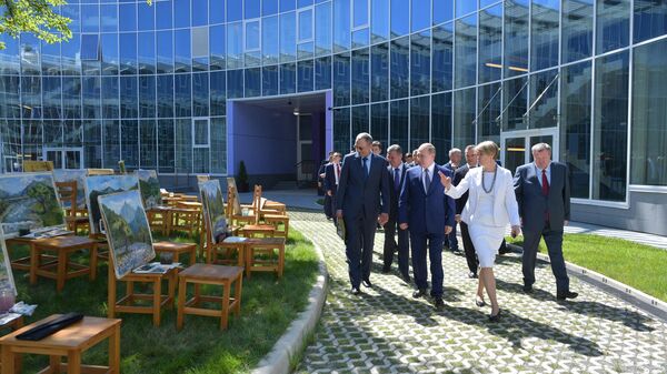Президент РФ Владимир Путин во время посещения образовательного центра Сириус в Сочи. 6 августа 2019 Президент РФ Владимир Путин во время посещения образовательного центра Сириус в Сочи. 6 августа 2019