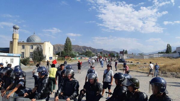 Полиция и местные жители в селе Кой-Таш Полиция и местные жители в селе Кой-Таш