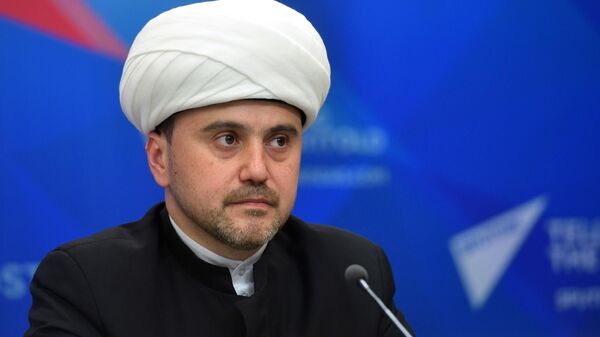 Первый заместитель председателя Духовного управления мусульман РФ Рушан Аббясов на пресс-конференции по итогам лечения Касима Алькадима – героя лучшего снимка конкурса им. Андрея Стенина Первый заместитель председателя Духовного управления мусульман РФ Рушан Аббясов на пресс-конференции по итогам лечения Касима Алькадима – героя лучшего снимка конкурса им. Андрея Стенина