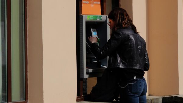 Девушка у банкомата Сбербанка Девушка у банкомата Сбербанка