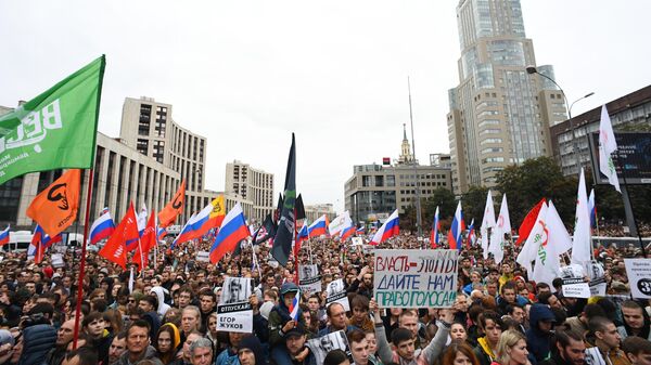 Участники митинга в поддержку незарегистрированных кандидатов в Мосгордуму в Москве Участники митинга в поддержку незарегистрированных кандидатов в Мосгордуму в Москве