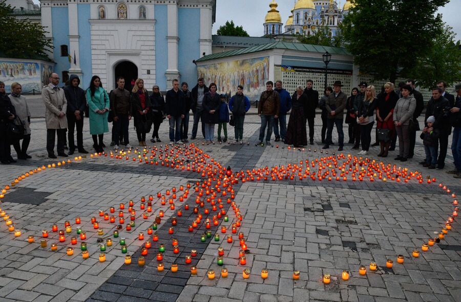 Участники акции, посвященной памяти жертв аварии на Чернобыльской АЭС, на Михайловской площади в Киеве Участники акции, посвященной памяти жертв аварии на Чернобыльской АЭС, на Михайловской площади в Киеве