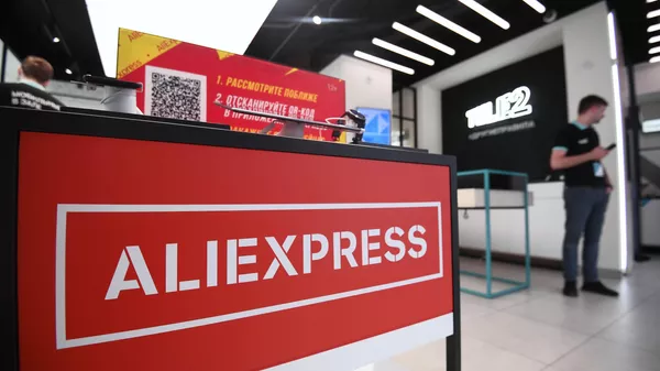 Брендированная витрина с товарами китайского онлайн-магазина AliExpress в салоне оператора сотовой связи Tele2 в Москве