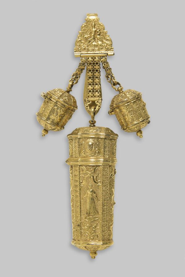 Шатлен с несессером и двумя ароматниками
Европа, 1760-е гг. Шатлен с несессером и двумя ароматниками
Европа, 1760-е гг.
