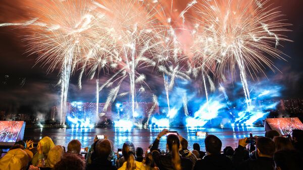 Салют на международном фестивале фейерверков Ростех в Братеевском каскадном парке в Москве Салют на международном фестивале фейерверков Ростех в Братеевском каскадном парке в Москве