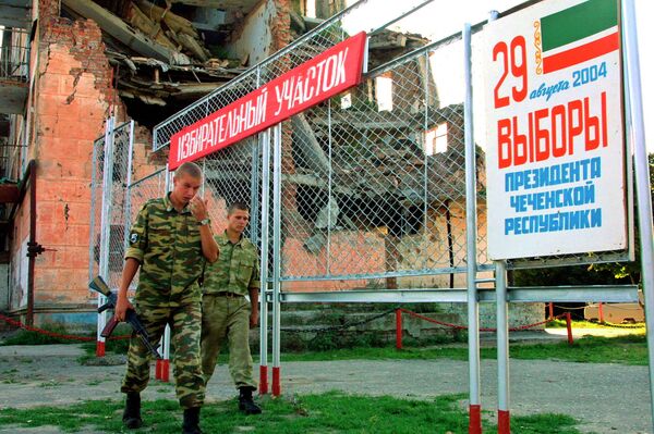 Российские военные у одного из избирательных участков в поселке Горагорский в Чечне Российские военные у одного из избирательных участков в поселке Горагорский в Чечне