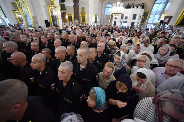 Верующие на богослужении в Спасо-Преображенском соборе Санкт-Петербурга Верующие на богослужении в Спасо-Преображенском соборе Санкт-Петербурга