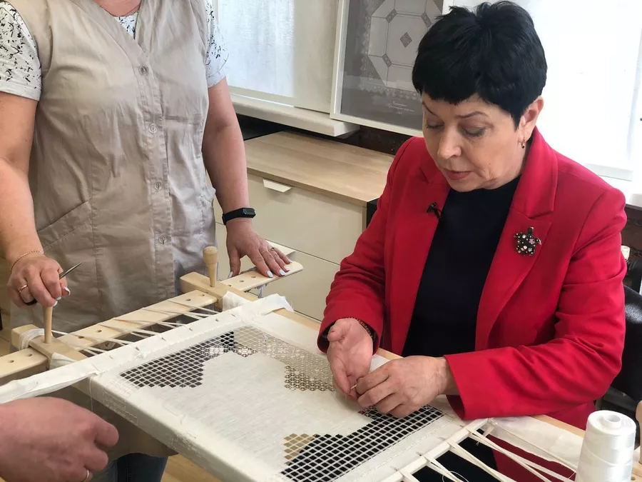 Новгородская область, поселок Крестцы. Наташа вышивает знаменитую крестецкую строчку Новгородская область, поселок Крестцы. Наташа вышивает знаменитую крестецкую строчку