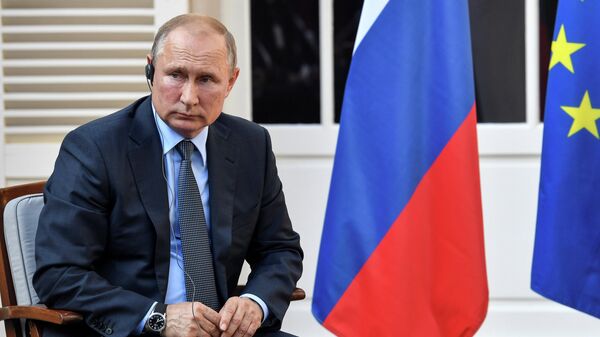 Президент РФ Владимир Путин во время встречи с президентом Франции Эммануэлем Макроном. 19 августа 2019 Президент РФ Владимир Путин во время встречи с президентом Франции Эммануэлем Макроном. 19 августа 2019