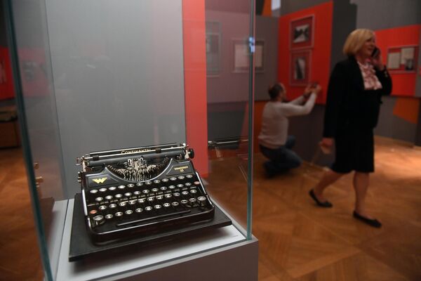 Печатная машинка Continental Wanderer 35, представленная на открытии историко-документальной выставки 1939 год. Начало Второй мировой войны в Выставочном зале федеральных архивов в Москве. Печатная машинка Continental Wanderer 35, представленная на открытии историко-документальной выставки 1939 год. Начало Второй мировой войны в Выставочном зале федеральных архивов в Москве.