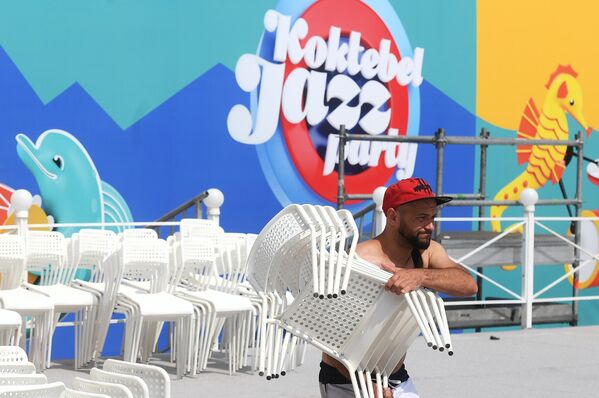 Подготовка к ежегодному международному джазовому фестивалю Koktebel Jazz Party в Коктебеле Подготовка к ежегодному международному джазовому фестивалю Koktebel Jazz Party в Коктебеле
