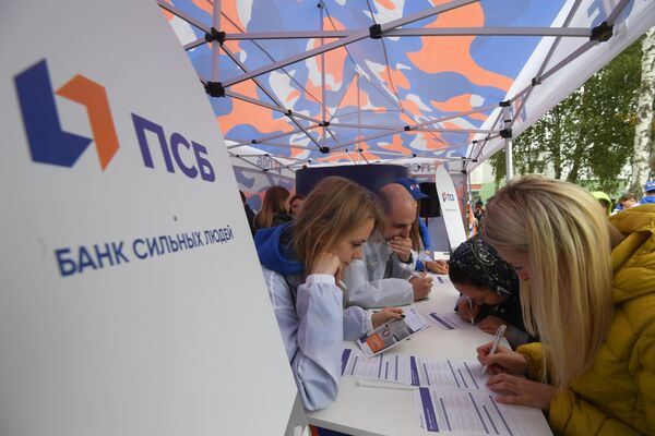 Посетители соревнований Танковый биатлон V Армейских международных игр-2019 у шатра ПСБ банка Посетители соревнований Танковый биатлон V Армейских международных игр-2019 у шатра ПСБ банка