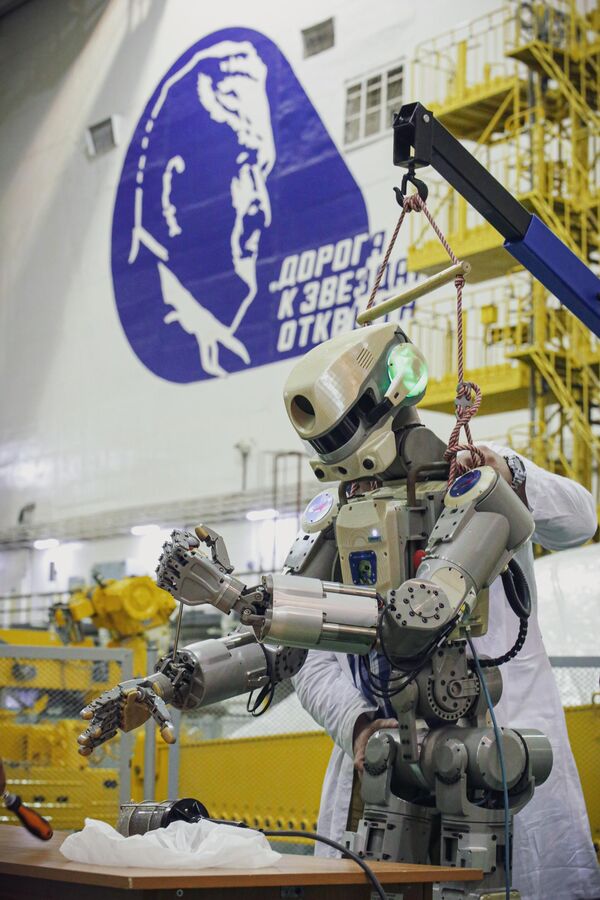 Подготовка робота Skybot F-850 (робота Федора) на Байконуре к полету к МКС Подготовка робота Skybot F-850 (робота Федора) на Байконуре к полету к МКС