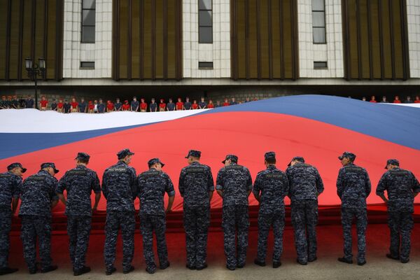 Участники флешмоба развернули государственный флаг Российской Федерации на площади Парка Победы на Поклонной горе в рамках празднования Дня государственного флага России Участники флешмоба развернули государственный флаг Российской Федерации на площади Парка Победы на Поклонной горе в рамках празднования Дня государственного флага России