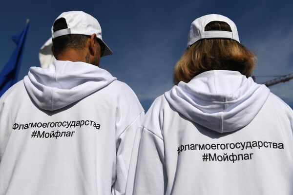 Участники торжественного мероприятия, посвященного празднованию Дня государственного флага Российской Федерации, на площади Маркса в Новосибирске Участники торжественного мероприятия, посвященного празднованию Дня государственного флага Российской Федерации, на площади Маркса в Новосибирске