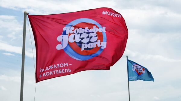 Флаги с символикой ежегодного международного джазового фестиваля Koktebel Jazz Party в Коктебеле Флаги с символикой ежегодного международного джазового фестиваля Koktebel Jazz Party в Коктебеле