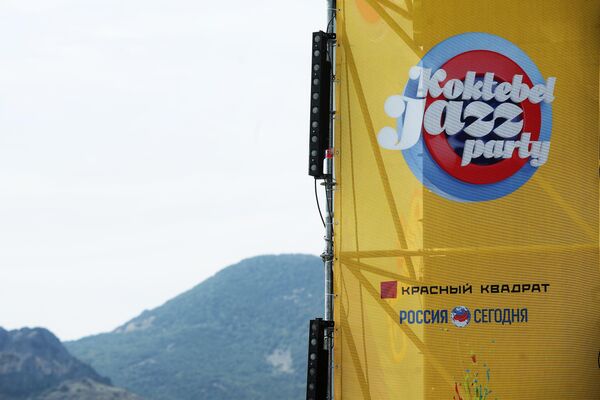 Баннер ежегодного международного джазового фестиваля Koktebel Jazz Party в Коктебеле Баннер ежегодного международного джазового фестиваля Koktebel Jazz Party в Коктебеле