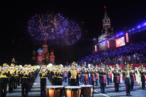 Военный Образцовый оркестр Почетного караула (Россия) на репетиции парада участников Международного военно-музыкального фестиваля Спасская башня на Красной площади в Москве Военный Образцовый оркестр Почетного караула (Россия) на репетиции парада участников Международного военно-музыкального фестиваля Спасская башня на Красной площади в Москве