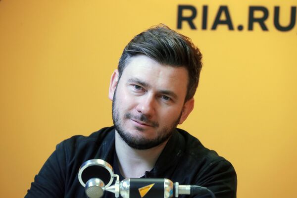 Российский писатель Дмитрий Глуховский в студии радио Sputnik в Москве Российский писатель Дмитрий Глуховский в студии радио Sputnik в Москве