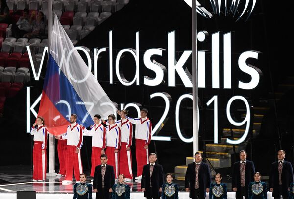 Поднятие российского флага на церемонии открытия 45-го Мирового чемпионата по профессиональному мастерству WorldSkills Kazan 2019 на стадионе Казань Арена Поднятие российского флага на церемонии открытия 45-го Мирового чемпионата по профессиональному мастерству WorldSkills Kazan 2019 на стадионе Казань Арена