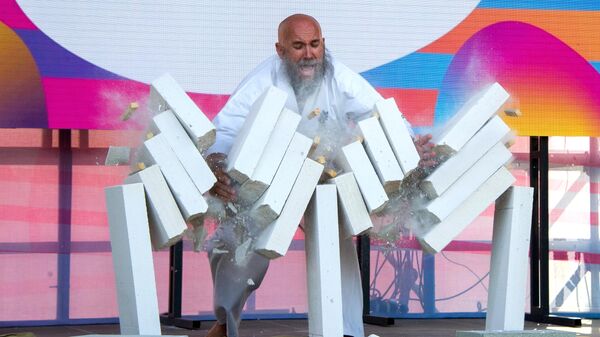 Показательное выступление мастера по тамэсивари во время мастер-класса Российского союза боевых искусств по карате-кёкусинкай в рамках фестиваля творческих сообществ Таврида-АРТ в бухте Капсель в Судаке Показательное выступление мастера по тамэсивари во время мастер-класса Российского союза боевых искусств по карате-кёкусинкай в рамках фестиваля творческих сообществ Таврида-АРТ в бухте Капсель в Судаке