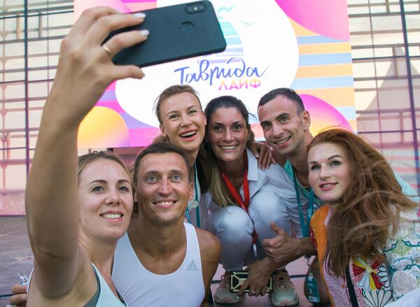 ОлимпийскиЙ чемпион по лыжным гонкам Александр Легков с участниками фестиваля творческих сообществ Таврида-АРТ в бухте Капсель в Судаке ОлимпийскиЙ чемпион по лыжным гонкам Александр Легков с участниками фестиваля творческих сообществ Таврида-АРТ в бухте Капсель в Судаке
