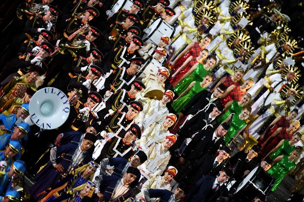 Участники торжественной церемонии открытия XII Международного военно-музыкального фестиваля Спасская башня на Красной площади в Москве Участники торжественной церемонии открытия XII Международного военно-музыкального фестиваля Спасская башня на Красной площади в Москве