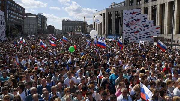 Участники флешмоба в честь Дня государственного флага России на проспекте Сахарова в Москве Участники флешмоба в честь Дня государственного флага России на проспекте Сахарова в Москве