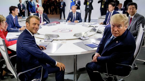 Президент Франции Эммануэль Макрон, президент США Дональд Трамп и мировые лидеры G7 на рабочей сессии Международная экономика и торговля и повестка дня международной безопасности во время саммита G7 в Биаррице, Франция. 25 августа 2019 Президент Франции Эммануэль Макрон, президент США Дональд Трамп и мировые лидеры G7 на рабочей сессии Международная экономика и торговля и повестка дня международной безопасности во время саммита G7 в Биаррице, Франция. 25 августа 2019