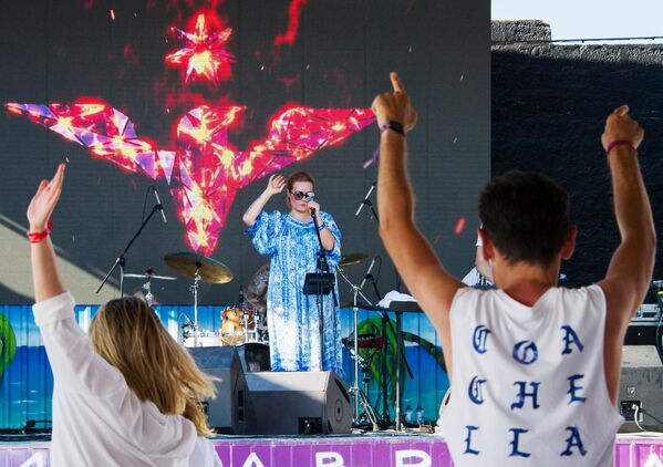 Музыкальная группа Guru Groove Foundation выступает на сцене в рамках фестиваля творческих сообществ Таврида - АРТ в бухте Капсель в Судаке Музыкальная группа Guru Groove Foundation выступает на сцене в рамках фестиваля творческих сообществ Таврида - АРТ в бухте Капсель в Судаке