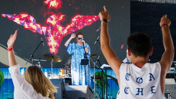 Музыкальная группа Guru Groove Foundation выступает на сцене в рамках фестиваля творческих сообществ Таврида - АРТ в бухте Капсель в Судаке Музыкальная группа Guru Groove Foundation выступает на сцене в рамках фестиваля творческих сообществ Таврида - АРТ в бухте Капсель в Судаке